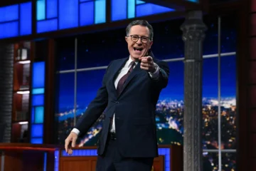 El presentador Stephen Colbert dice que CBS canceló una entrevista con un político demócrata