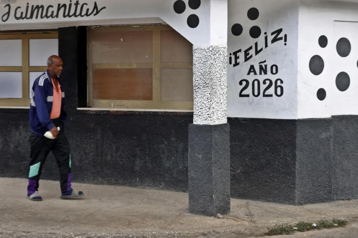 LA HABANA (CUBA), 23/02/2026.- Una persona camina junto a un mural con un mensaje de 'Feliz Año 2026' este lunes, en La Habana (Cuba). EFE/ Ernesto Mastrascusa