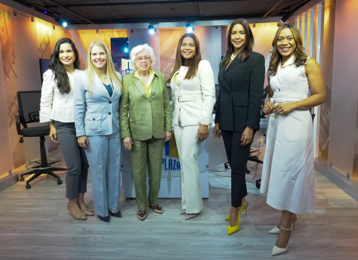 Milagros Ortiz Bosch junto a elenco del programa "La Plaza Radio Show"