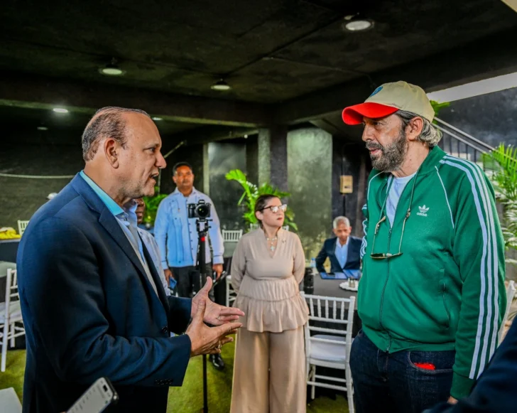 Juan Luis Guerra junto al alcalde de Santiago, Ulises Rodríguez. Juan Luis Guerra junto al alcalde de Santiago, Ulises Rodríguez.