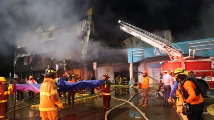 Fuego en tienda de L&R Comercial se intensifica y se expande a establecimientos colindantes en Villa Mella
