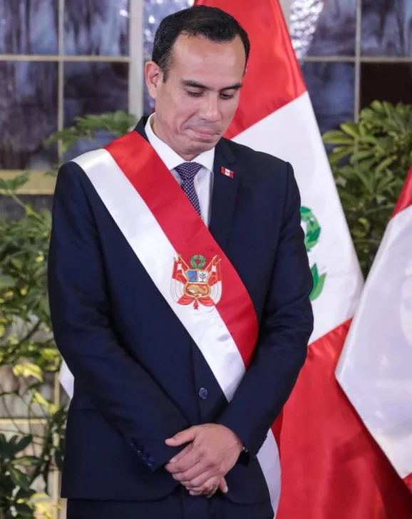 Fugaz ascenso y sonora caída de JJ (José Jerí), otro presidente más destituido en Perú