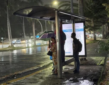 Lluvias en RD: COE mantiene provincias en alerta, el Ministerio de Trabajo pide flexibilizar jornadas y el tránsito colapsa en puntos clave de Santo Domingo