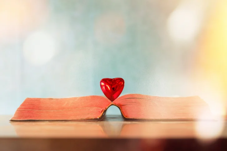 Amor y fe: reflexiones en la Biblia sobre el amor y la amistad