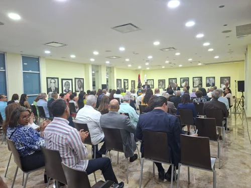 Víctor Escarramán y Río de Oro Editores presentan a salón lleno la novela 'Donde arde la memoria'