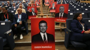 Turquía: Ekrem Imamoglu, exalcalde de Estambul y rival de Erdogan, se sienta en el banquillo Turquía: Ekrem Imamoglu, exalcalde de Estambul y rival de Erdogan, se sienta en el banquillo