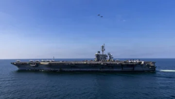Irán acusa a EE. UU. de preparar despliegue terrestre y amenaza con atacar portaaviones USS Abraham Lincoln Irán acusa a EE. UU. de preparar despliegue terrestre y amenaza con atacar portaaviones USS Abraham Lincoln