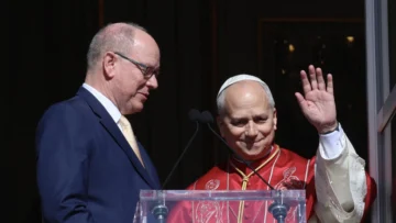 Desde Mónaco, el papa denuncia la “ostentación” y los 