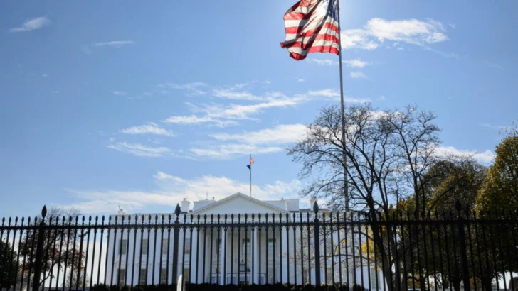Un conductor detenido tras embestir con su vehículo una barrera de la Casa Blanca