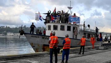 Una gota en un océano de necesidades: llega a Cuba primer barco con ayuda humanitaria ante bloqueo petrolero