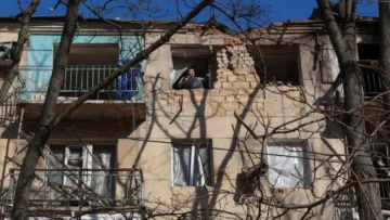 Drones rusos dejan cuatro muertos e impactan hospital materno; Zelenski sigue gira por el Golfo