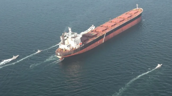 Los precios del petróleo suben con fuerza después de que 3 buques fueran atacados cerca del estrecho de Ormuz