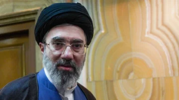El nuevo líder supremo de Irán promete seguir bloqueando el estrecho de Ormuz en su primer mensaje público
