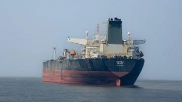 32 países acuerdan la mayor liberación de reservas de petróleo de la historia ante el bloqueo de Irán del estrecho de Ormuz