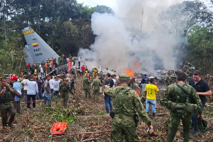 Sube a 66 el número de fallecidos en el accidente de un avión militar en Colombia