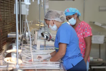 SNS reporta reducción de 57.5 % en mortalidad materna, 21 % infantil y 18 % neonatal en primer trimestre de 2026