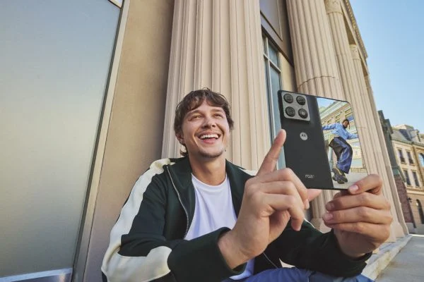 El motorola razr fold redefine la productividad y el entretenimiento, marcando una nueva era para la familia razr y los smartphones plegables El motorola razr fold redefine la productividad y el entretenimiento, marcando una nueva era para la familia razr y los smartphones plegables