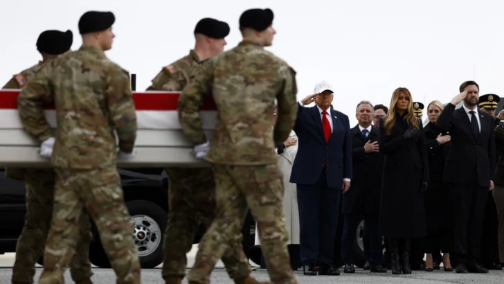 Trump recibe los cuerpos de los soldados de EE.UU. y promete mantener muertes 