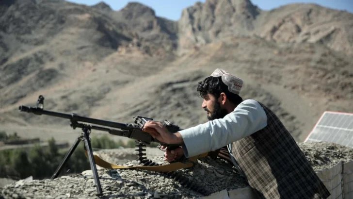 Afganistán afirma que frustró un ataque pakistaní contra su principal base aérea, mientras defiende Kabul