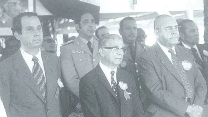  En marzo de 1970, el presidente dominicano Joaquín Balaguer anunció su repostulación para un segundo mandato consecutivo, provocando una fractura en el Partido Reformista (PR). Esta decisión generó el rechazo del vicepresidente Francisco Augusto Lora, quien denunció ambiciones continuistas, provocando su separación y la creación del MIDA, mientras Balaguer consolidaba su candidatura para los comicios de mayo.
