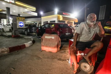 Baños más cortos, cremaciones con leña y semanas de cuatro días: cómo la guerra contra Irán transformó la vida cotidiana en el mundo