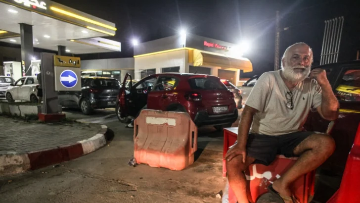 Baños más cortos, cremaciones con leña y semanas de cuatro días: cómo la guerra contra Irán transformó la vida cotidiana en el mundo