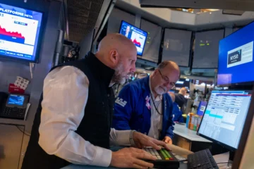 Wall Street termina en rojo una semana marcada por la guerra en Oriente Medio Wall Street termina en rojo una semana marcada por la guerra en Oriente Medio