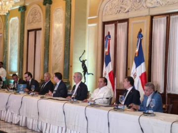 Abinader se reúne a puertas cerradas con empresarios y funcionarios para mitigar impacto de la crisis del petróleo Abinader se reúne a puertas cerradas con empresarios y funcionarios para mitigar impacto de la crisis del petróleo