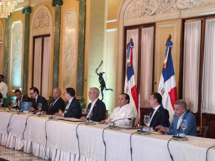 Abinader se reúne a puertas cerradas con empresarios y funcionarios para mitigar impacto de la crisis del petróleo