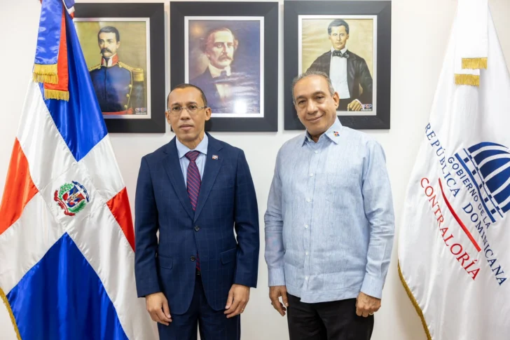 Contralor general junto al director del Conape.