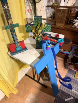 Cruces de esperanza: Arte, memoria y renacimiento en la obra de Desirée Cepeda