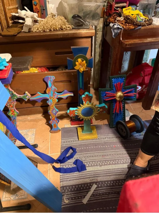 Cruces de esperanza: Arte, memoria y renacimiento en la obra de Desirée Cepeda Cruces de esperanza: Arte, memoria y renacimiento en la obra de Desirée Cepeda