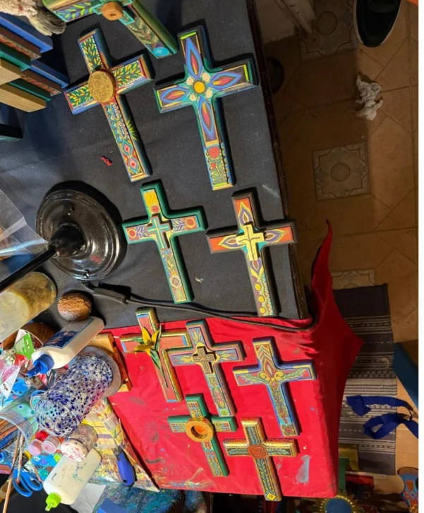 Cruces de esperanza: Arte, memoria y renacimiento en la obra de Desirée Cepeda Cruces de esperanza: Arte, memoria y renacimiento en la obra de Desirée Cepeda