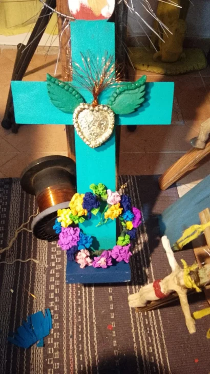 Cruces de esperanza: Arte, memoria y renacimiento en la obra de Desirée Cepeda Cruces de esperanza: Arte, memoria y renacimiento en la obra de Desirée Cepeda