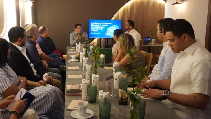 Cámara Santo Domingo analiza con Pimentel nueva Ley de Contrataciones Públicas Cámara Santo Domingo analiza con Pimentel nueva Ley de Contrataciones Públicas