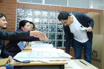 Los partidos de Petro y Uribe serán las principales fuerzas del Senado colombiano Los partidos de Petro y Uribe serán las principales fuerzas del Senado colombiano