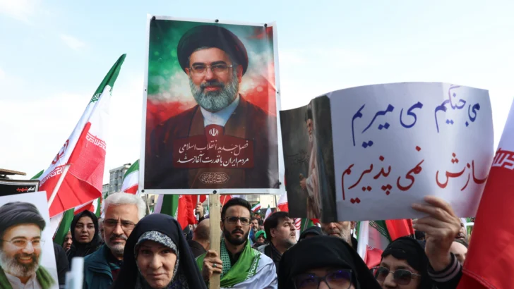 El nuevo líder supremo de Irán dice que el estrecho de Ormuz debe permanecer cerrado El nuevo líder supremo de Irán dice que el estrecho de Ormuz debe permanecer cerrado