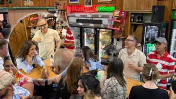 Embajadora de EE. UU. disfruta ambiente de colmado dominicano durante visita informal Embajadora de EE. UU. disfruta ambiente de colmado dominicano durante visita informal