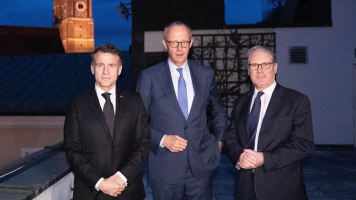  Emmanuel Macron; el canciller alemán, Friedrich Merz; y el primer ministro británico, Keir Starmer.