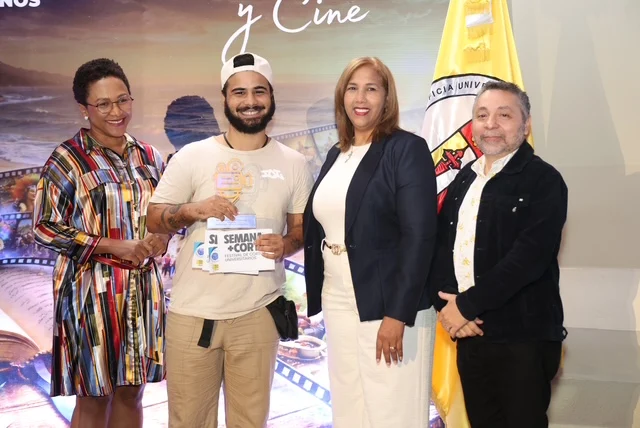 Enmanuel-Elexander-Alvarez-recibe-los-premios-de-El-colmadon-Mejor-Edicion-Mejor-Direccion-y-Mejor-Corto-de-la-noche-en-representacion-de-Maria-Fernanda-Sanchez-y-Maria-Laura-Ben-Perez