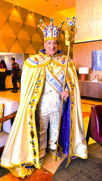 Este-Rey-del-desfile-de-carnaval-no-tiene-nada-que-ver-con-Calife-Foto-Otto-410x728