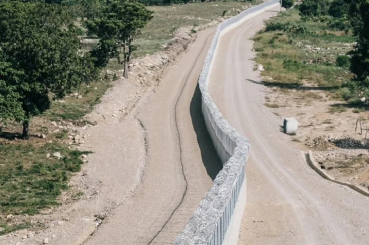 Ministro Fernández Onofre supervisa construcción del muro fronterizo en su parte norte Ministro Fernández Onofre supervisa construcción del muro fronterizo en su parte norte