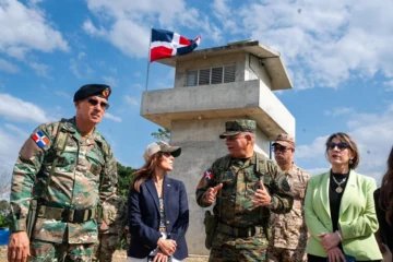 Ministro de Defensa y embajadora de EEUU recorren frontera por zona de Dajabón