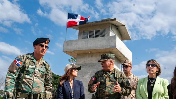 Ministro de Defensa y embajadora de EEUU recorren frontera por zona de Dajabón Ministro de Defensa y embajadora de EEUU recorren frontera por zona de Dajabón