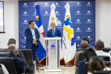 Pimentel llama a frenar recepción de bienes y servicios sin contratos registrados