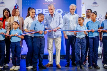 Gobierno entrega centro educativo Escuela Básica Barrio Lindo en Santo Domingo Norte