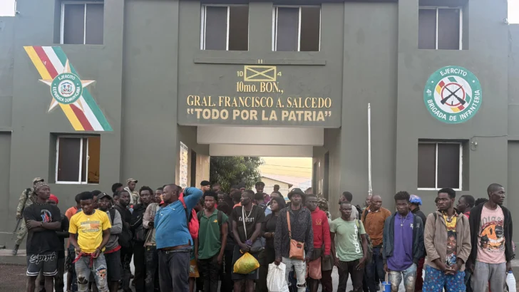 Ejército detiene a 104 haitianos indocumentados y decomisa contrabando de droga y mercancía en la frontera Norte y Sur Ejército detiene a 104 haitianos indocumentados y decomisa contrabando de droga y mercancía en la frontera Norte y Sur