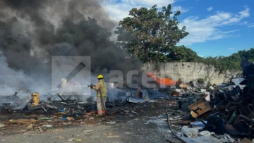Incendio reduce a cenizas almacén del Ministerio de Educación en Bajos de Haina