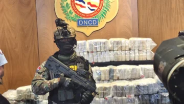 Incautan 261 paquetes de presunta cocaína frente a Baní y arrestan a dos hombres Incautan 261 paquetes de presunta cocaína frente a Baní y arrestan a dos hombres