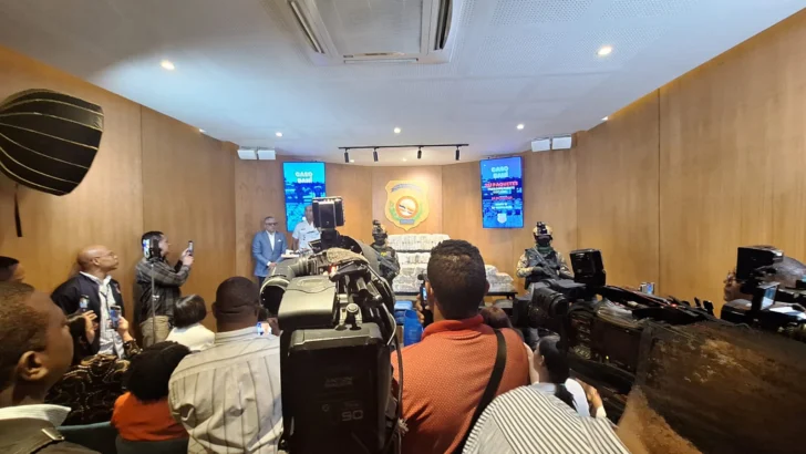 Incautan-261-paquetes-de-presunta-cocaina-frente-a-Bani-y-arrestan-a-dos-hombres-728x410